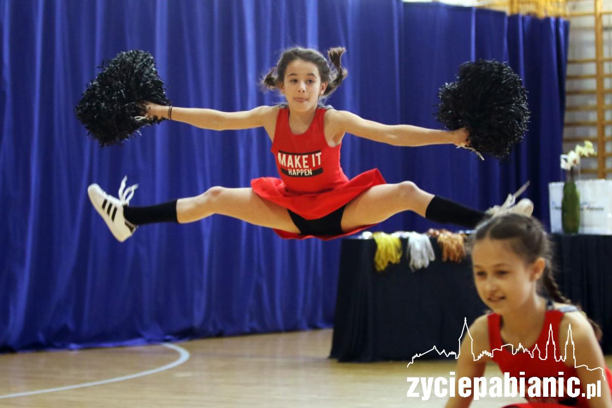 182 cheerleaderki w Pabianicach