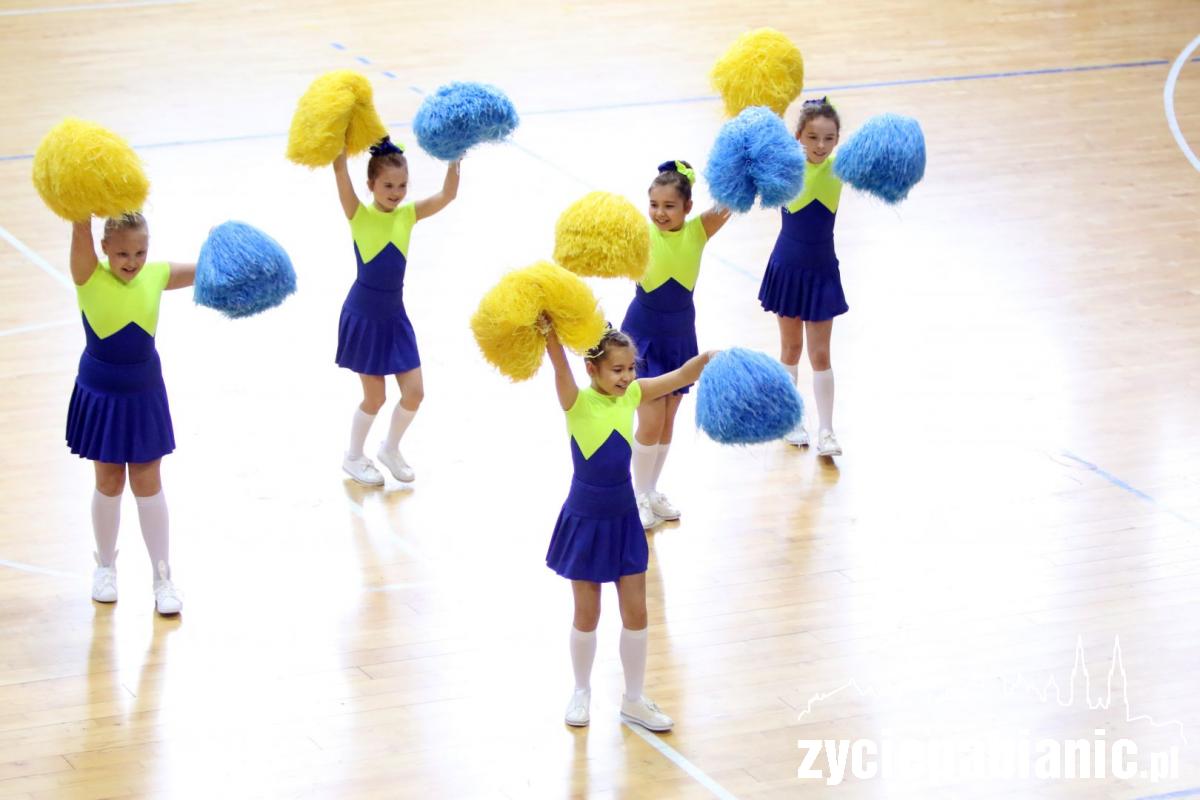 182 cheerleaderki w Pabianicach
