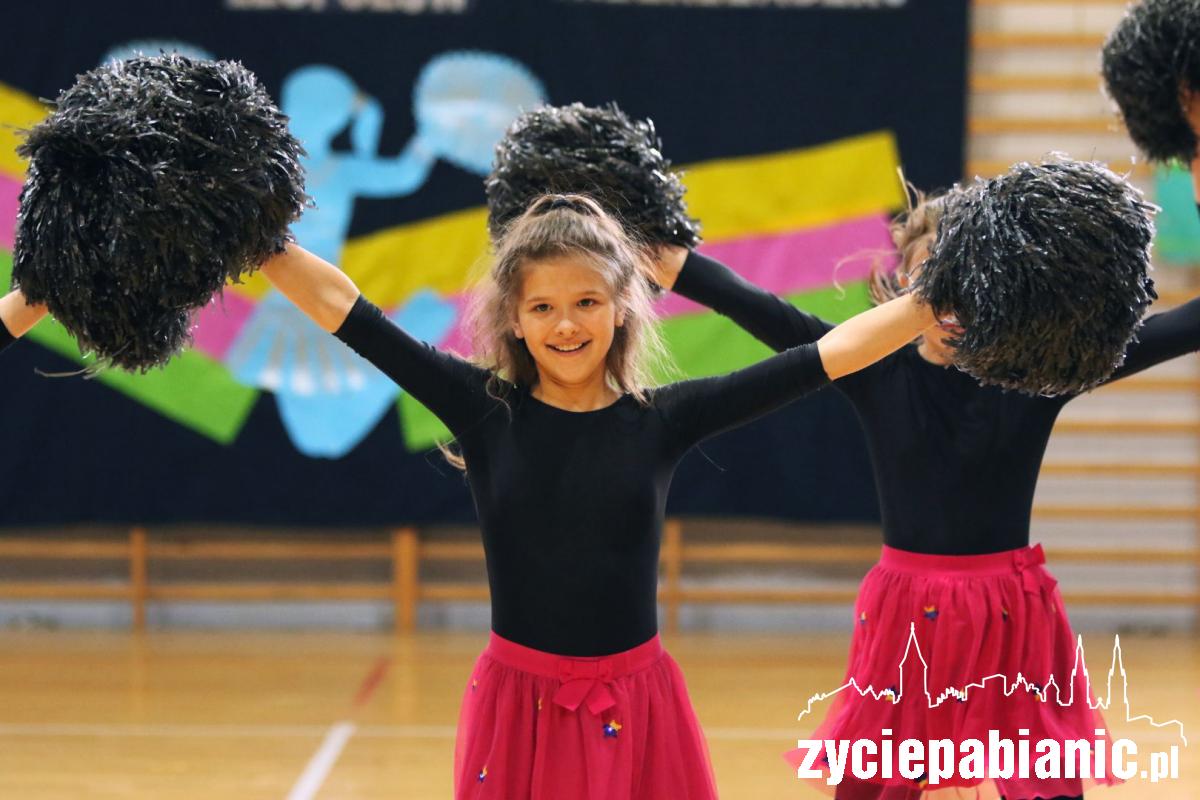 182 cheerleaderki w Pabianicach