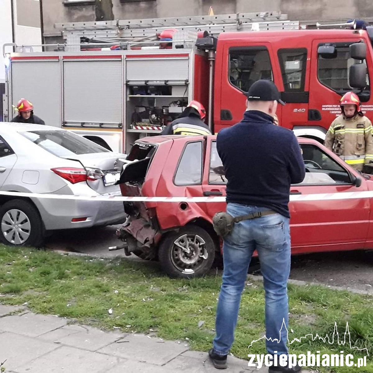 Stłuczka na Dąbrowskiego. Efekt? Trzy rozbite auta