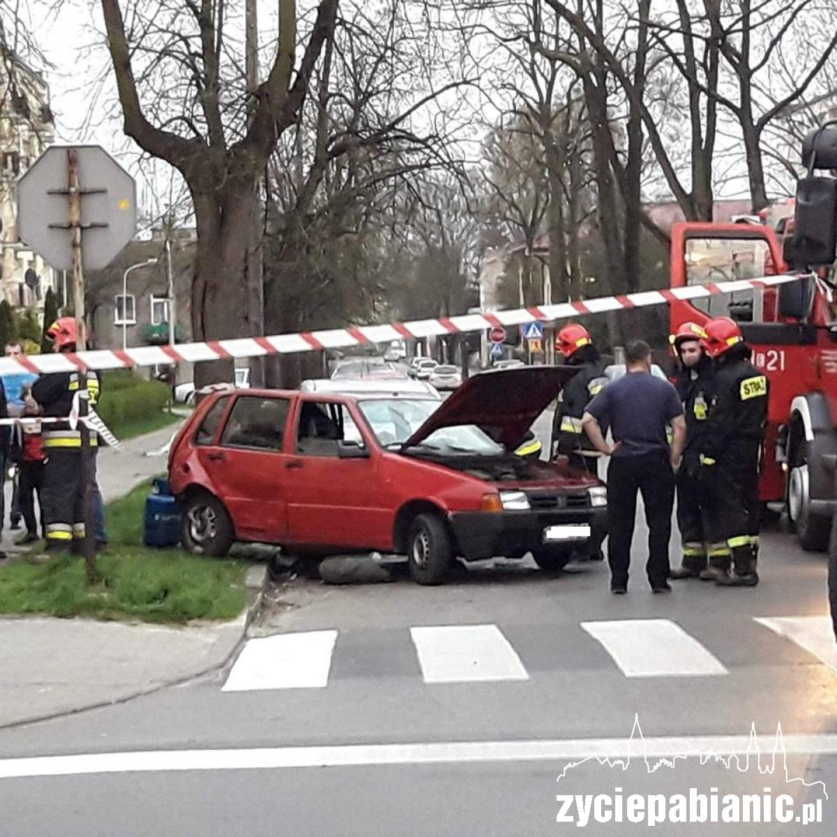 Stłuczka na Dąbrowskiego. Efekt? Trzy rozbite auta