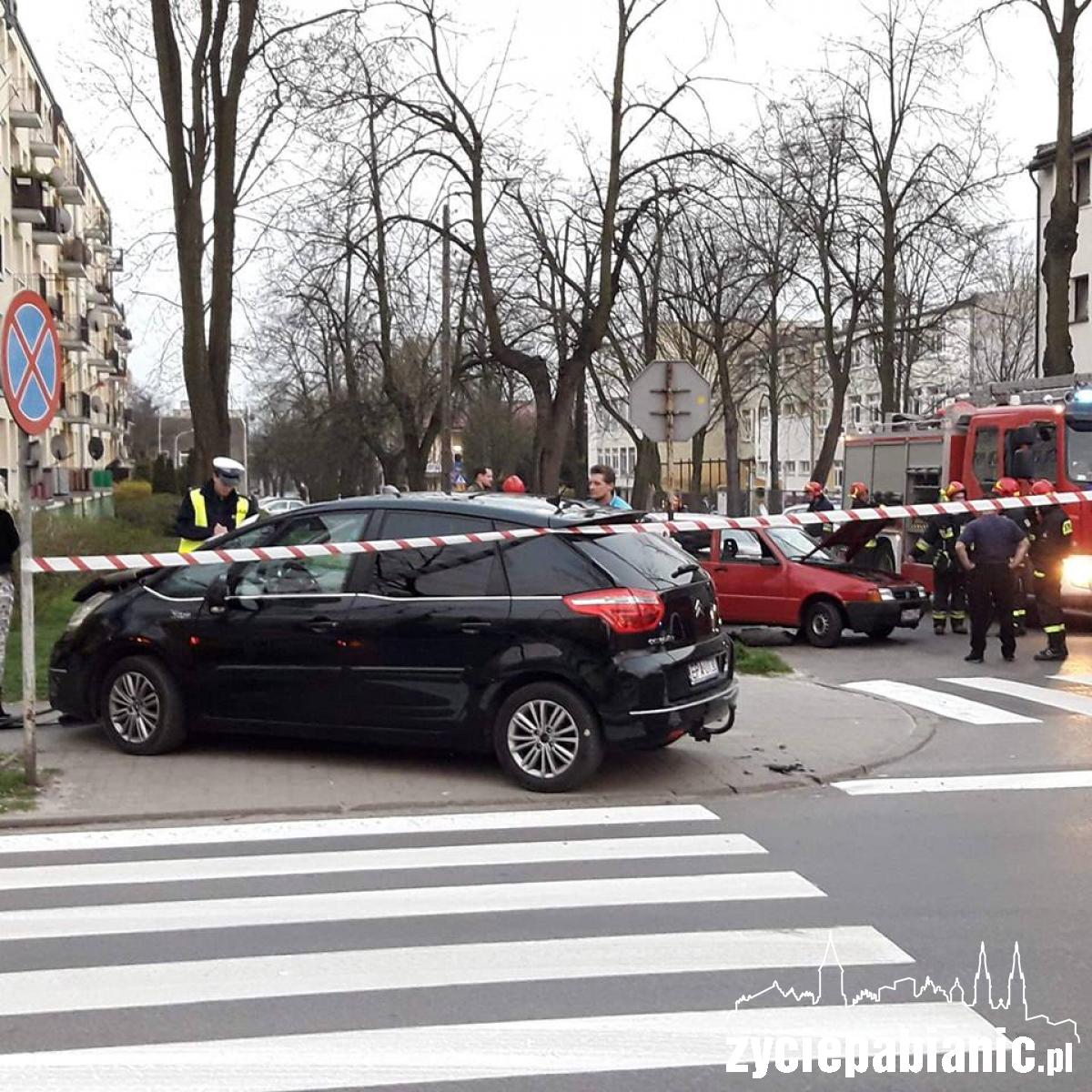 Stłuczka na Dąbrowskiego. Efekt? Trzy rozbite auta