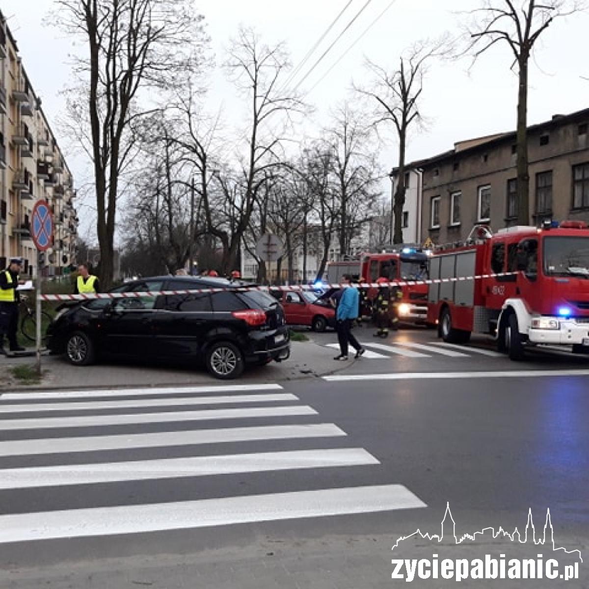 Stłuczka na Dąbrowskiego. Efekt? Trzy rozbite auta
