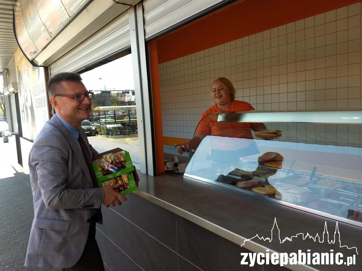 Zajączki miały wzięcie. Poseł rozdał ich aż 500