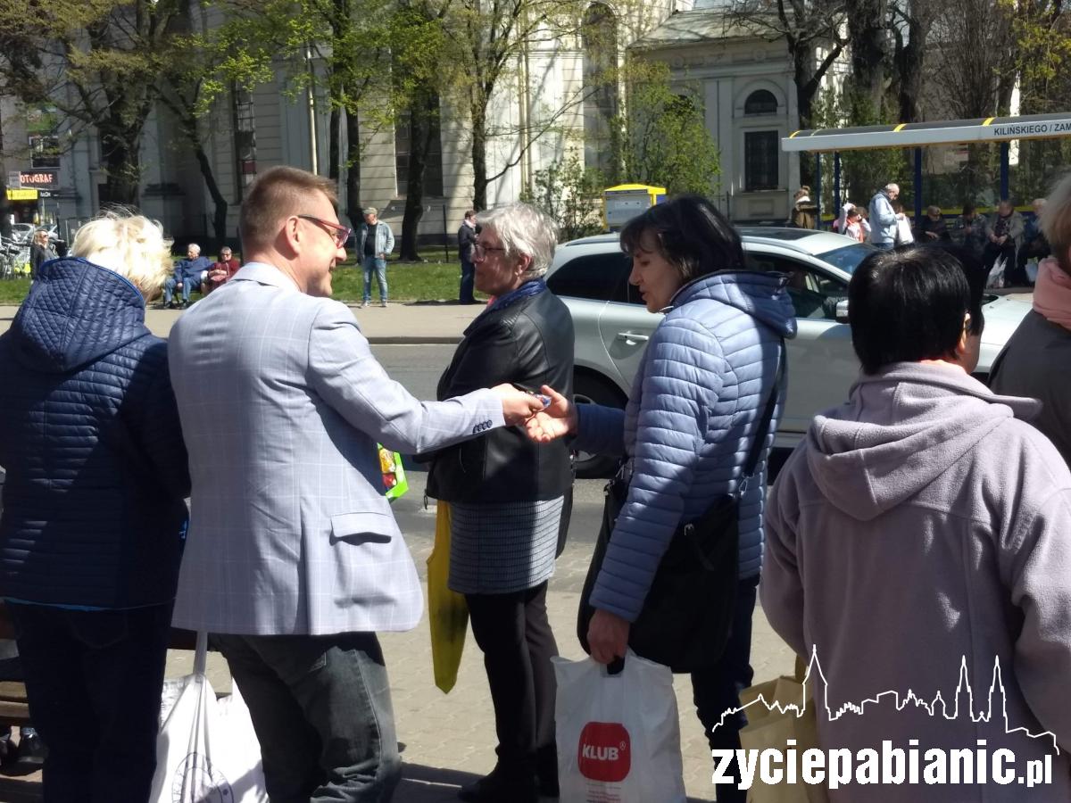 Zajączki miały wzięcie. Poseł rozdał ich aż 500