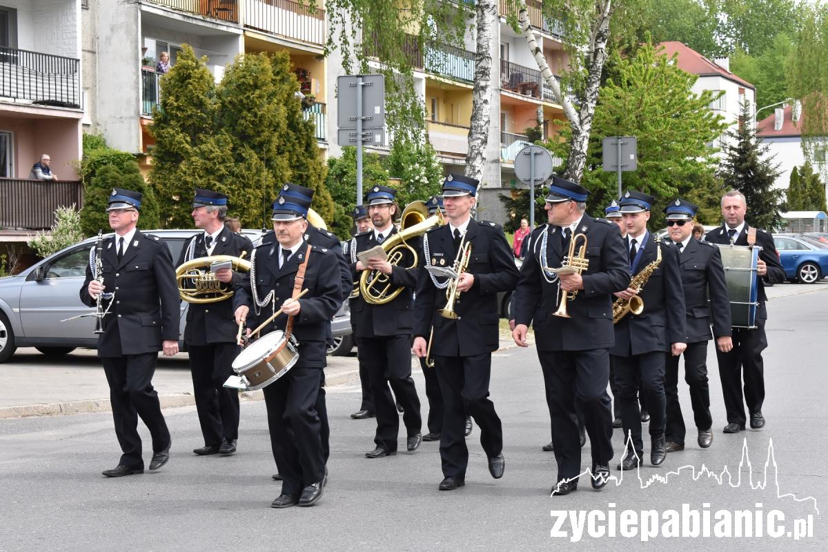 Przemaszerowali do kościoła. Dziś świętują strażacy