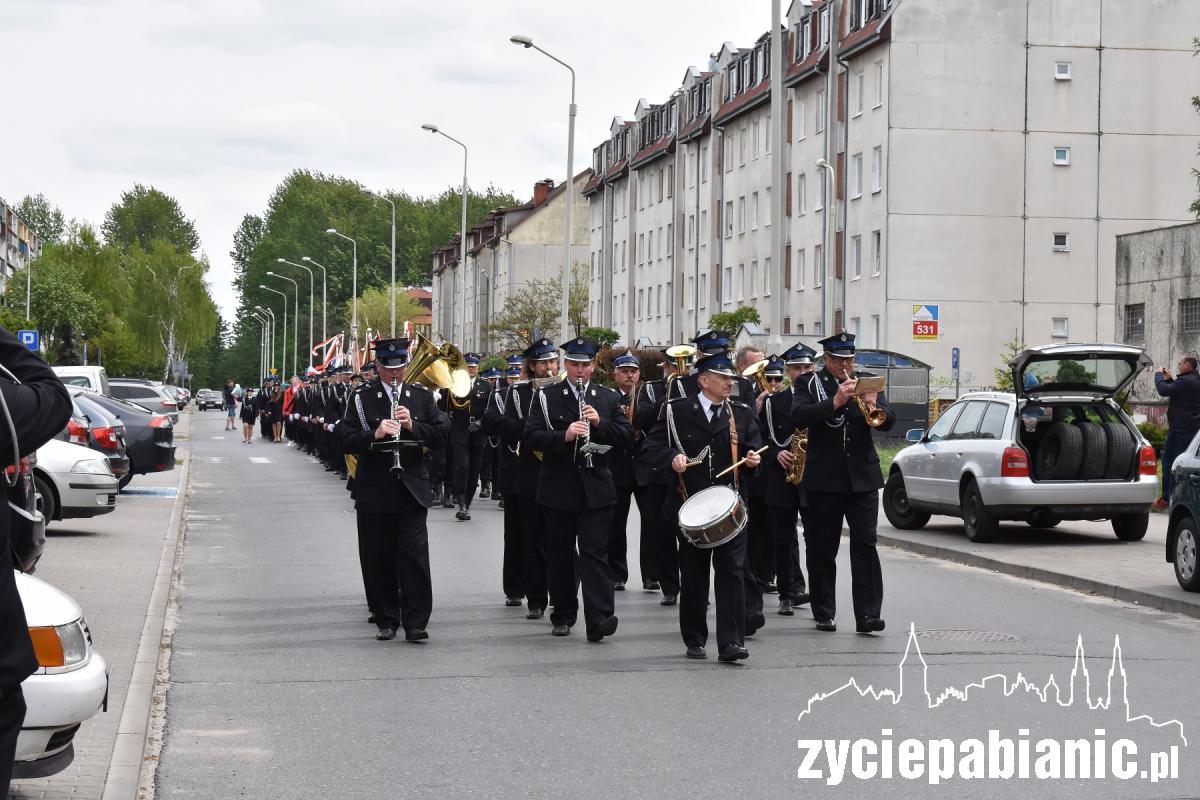 Przemaszerowali do kościoła. Dziś świętują strażacy