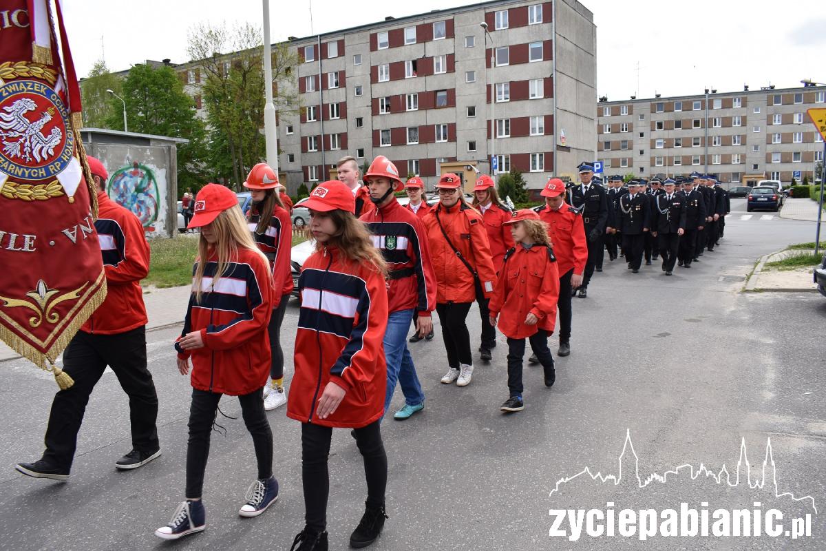 Przemaszerowali do kościoła. Dziś świętują strażacy