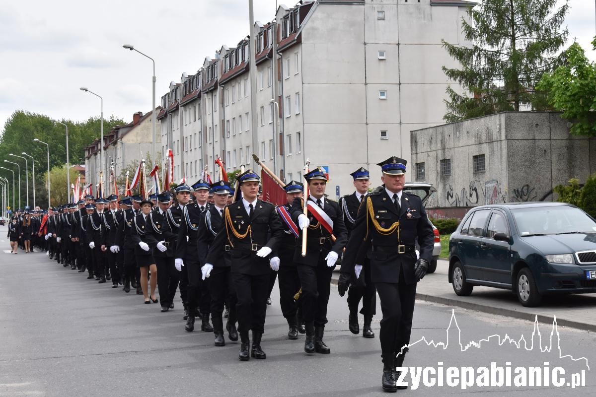 Przemaszerowali do kościoła. Dziś świętują strażacy