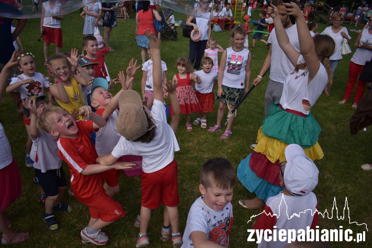 Piknik rodzinny w biało – czerwonych barwach