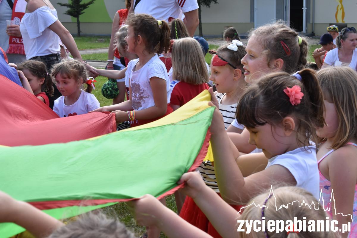 Piknik rodzinny w biało – czerwonych barwach