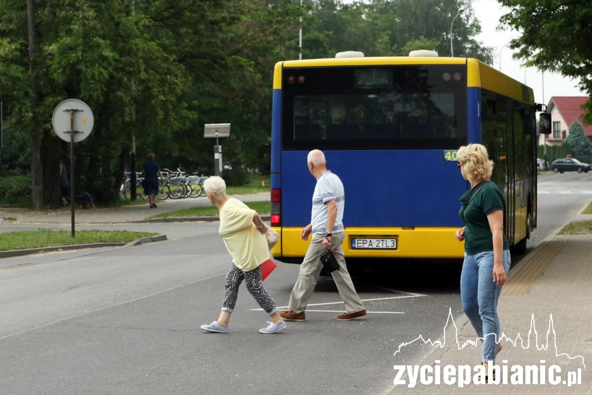 Wychodzą z autobusów wprost pod koła samochodów