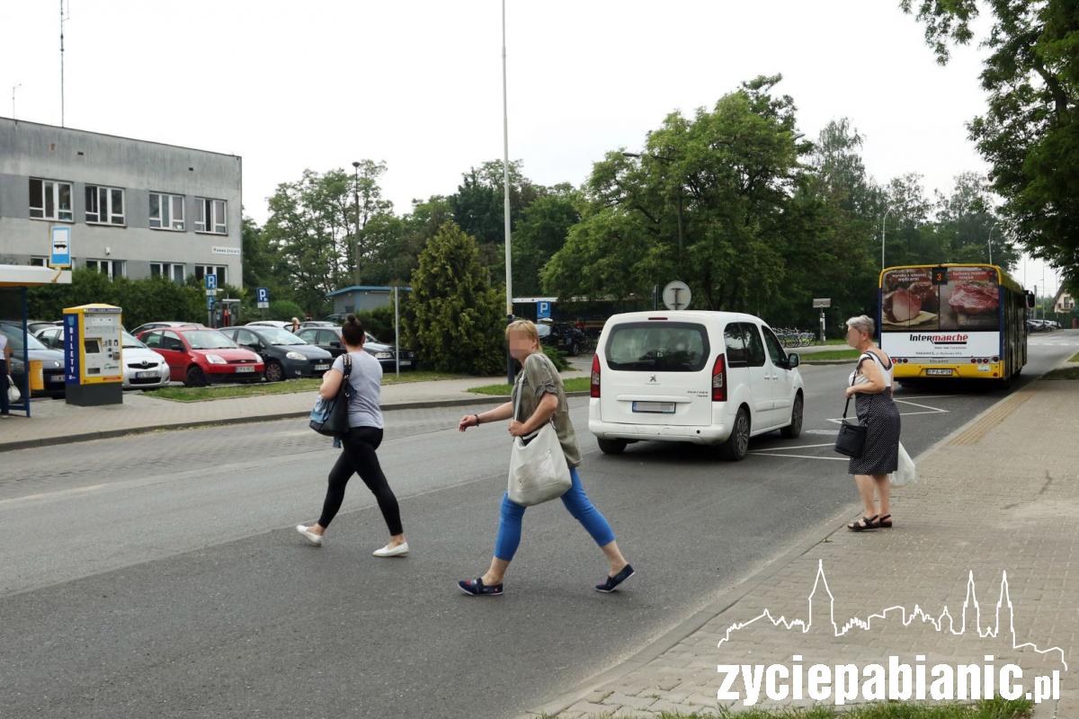 Wychodzą z autobusów wprost pod koła samochodów