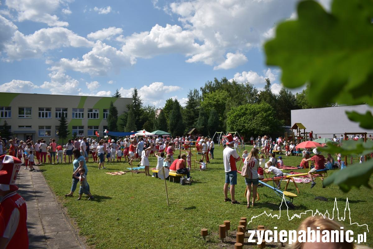 Piknik rodzinny w biało – czerwonych barwach