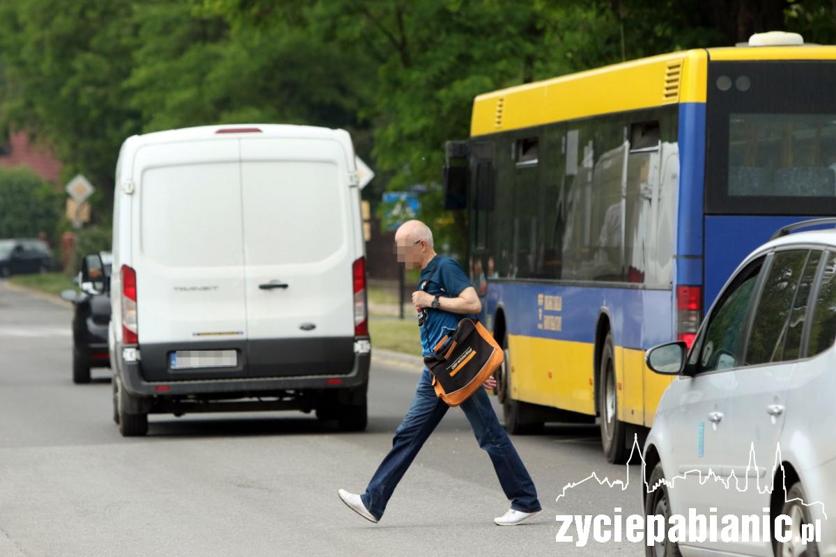 Wychodzą z autobusów wprost pod koła samochodów