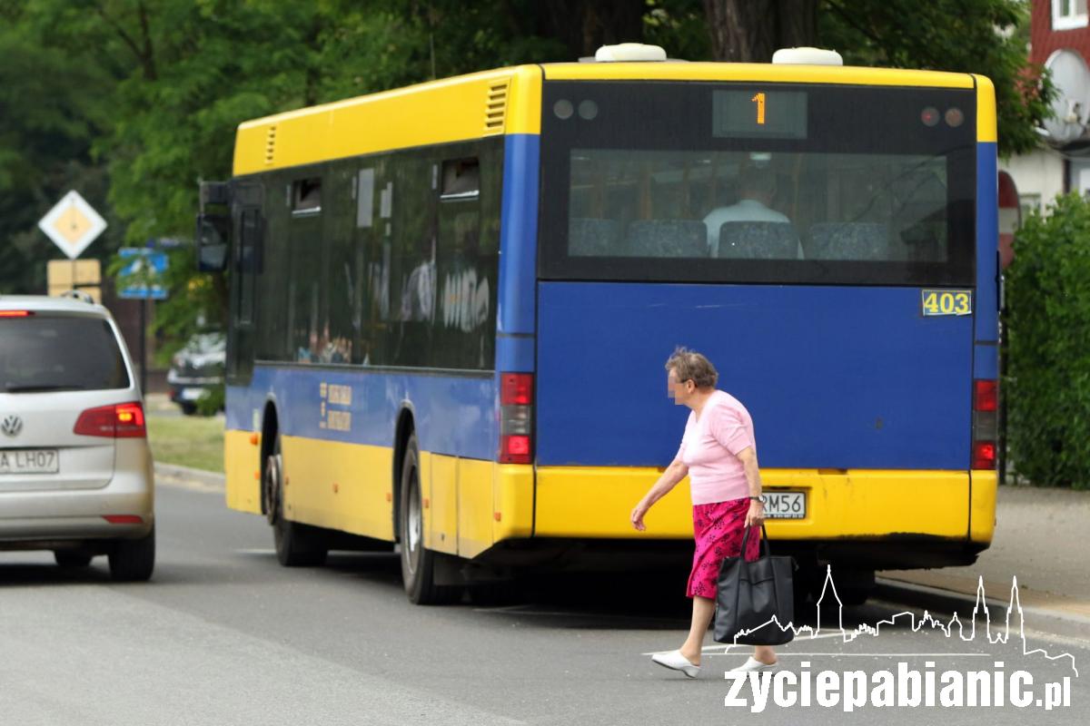 Wychodzą z autobusów wprost pod koła samochodów