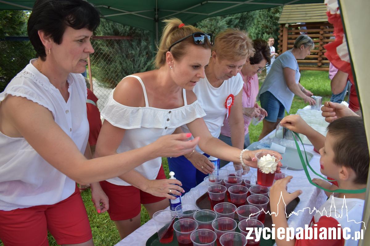 Piknik rodzinny w biało – czerwonych barwach