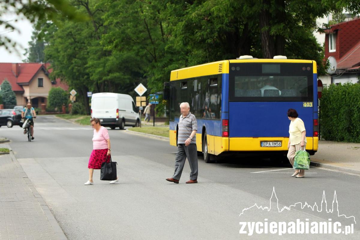 Wychodzą z autobusów wprost pod koła samochodów
