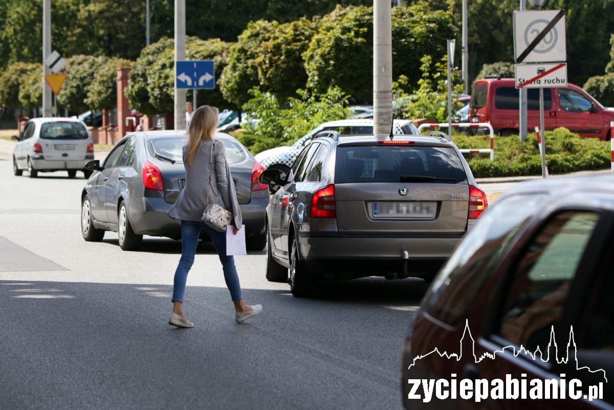 Chaos na Grobelnej. Piesi przemykają przed autami