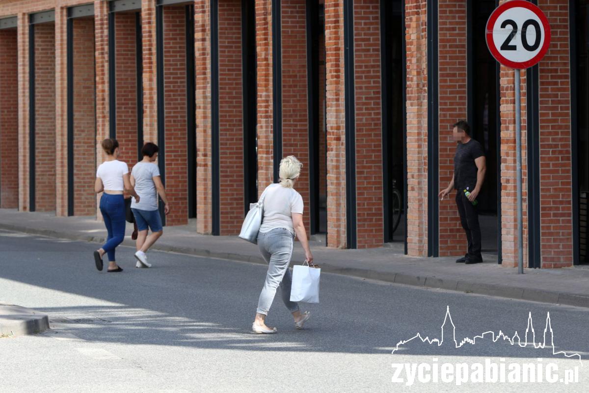 Chaos na Grobelnej. Piesi przemykają przed autami