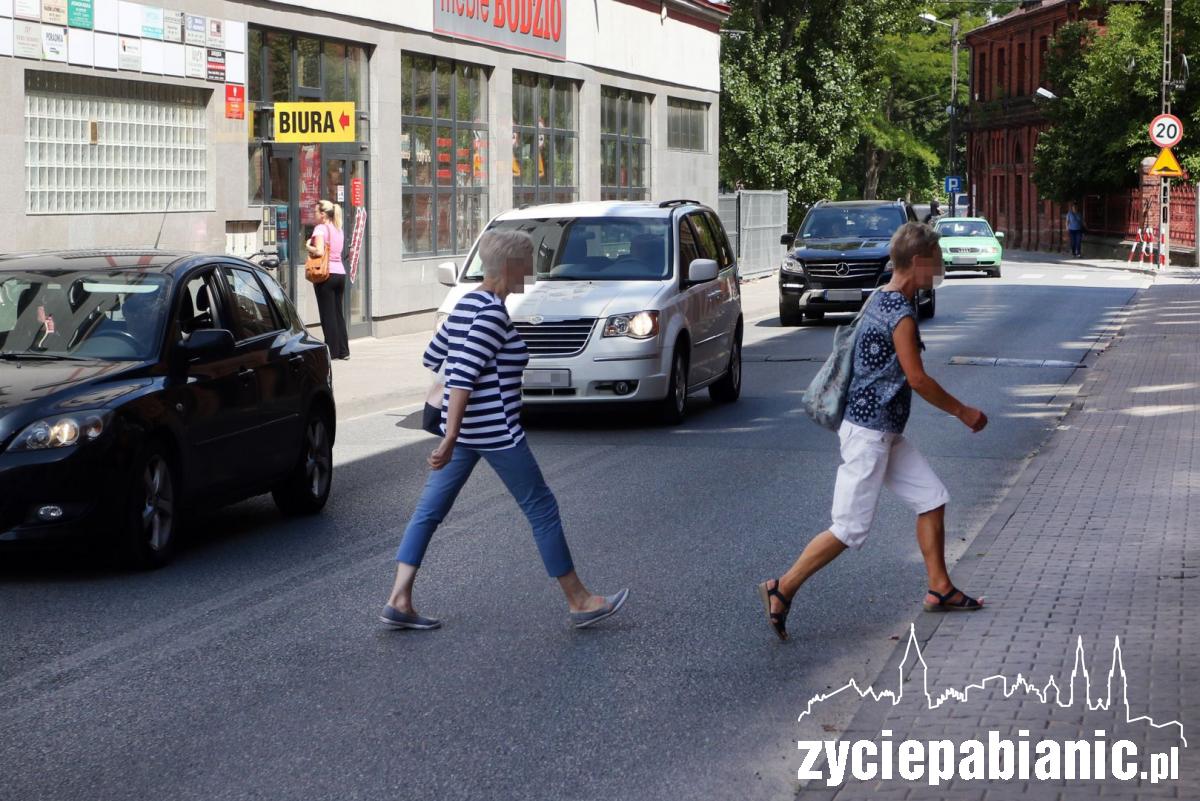 Chaos na Grobelnej. Piesi przemykają przed autami