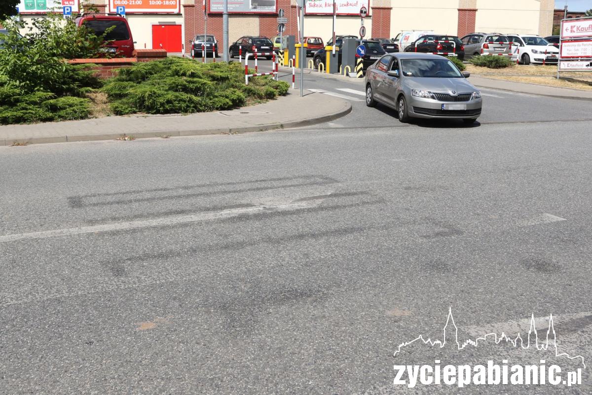 Chaos na Grobelnej. Piesi przemykają przed autami