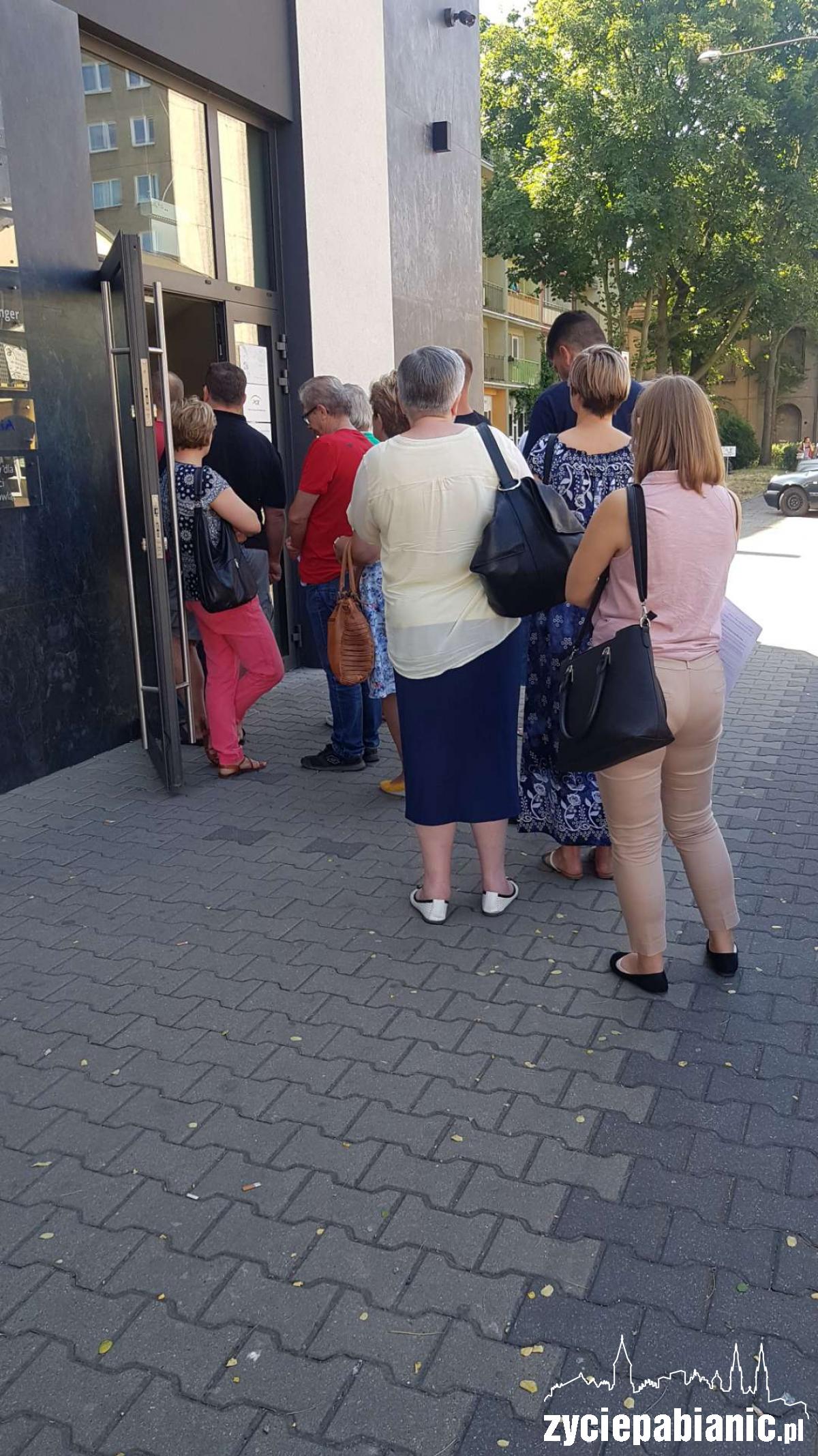 Tłumy w PGE. „Przyszłam o 8.00, jestem setna”