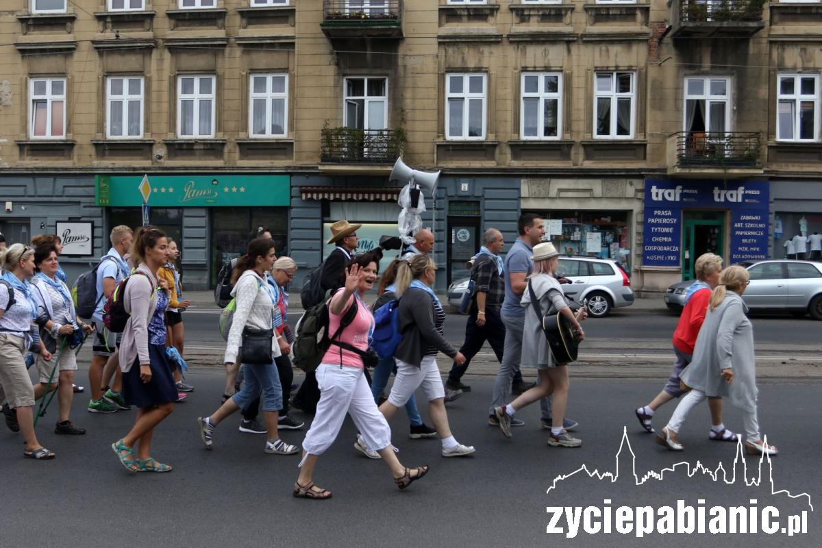 Pielgrzymi ruszyli w drogę. Idą do Niepokalanowa
