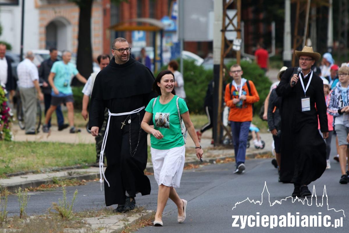 Pielgrzymi ruszyli w drogę. Idą do Niepokalanowa