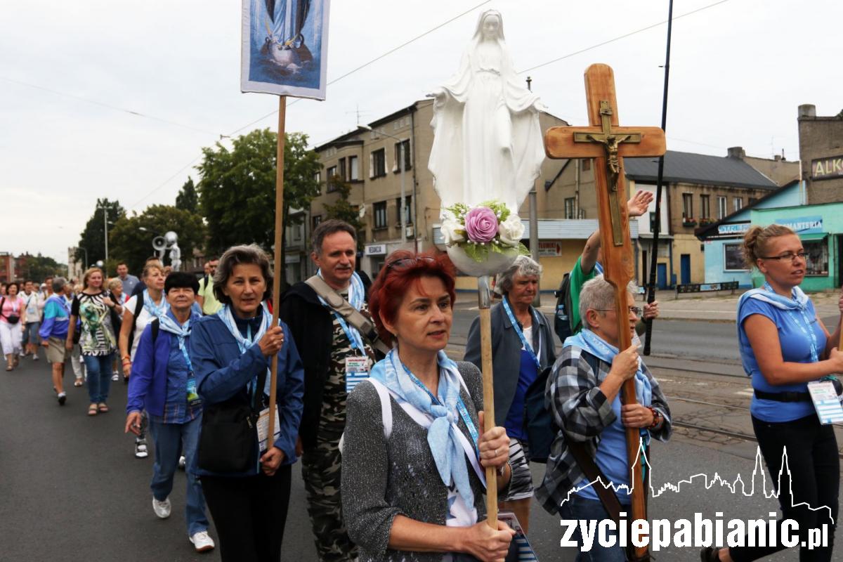 Pielgrzymi ruszyli w drogę. Idą do Niepokalanowa