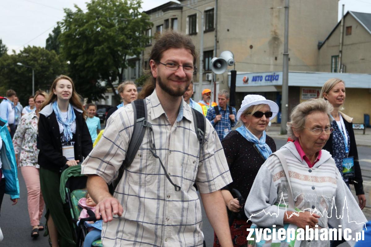 Pielgrzymi ruszyli w drogę. Idą do Niepokalanowa