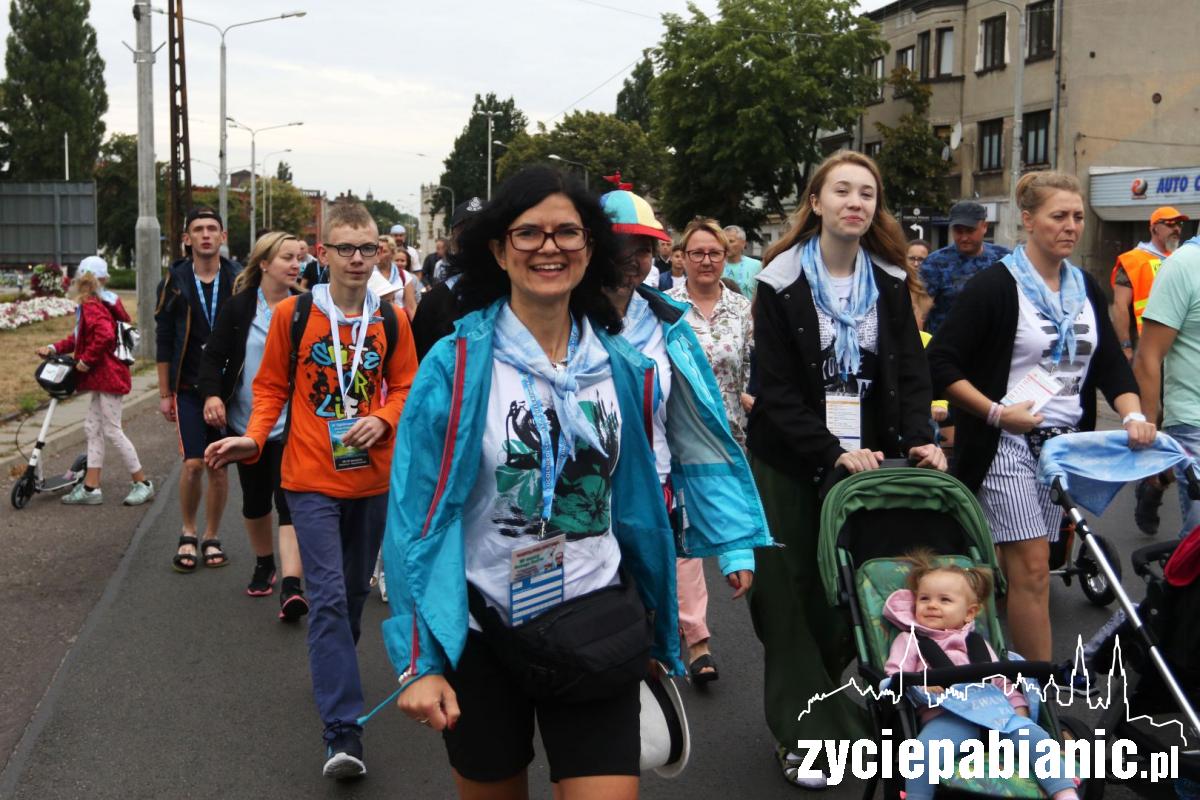 Pielgrzymi ruszyli w drogę. Idą do Niepokalanowa