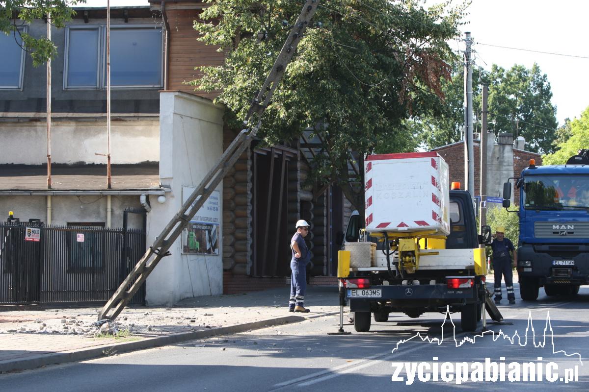 Walnął w słup. Na miejscu pracuje PGE