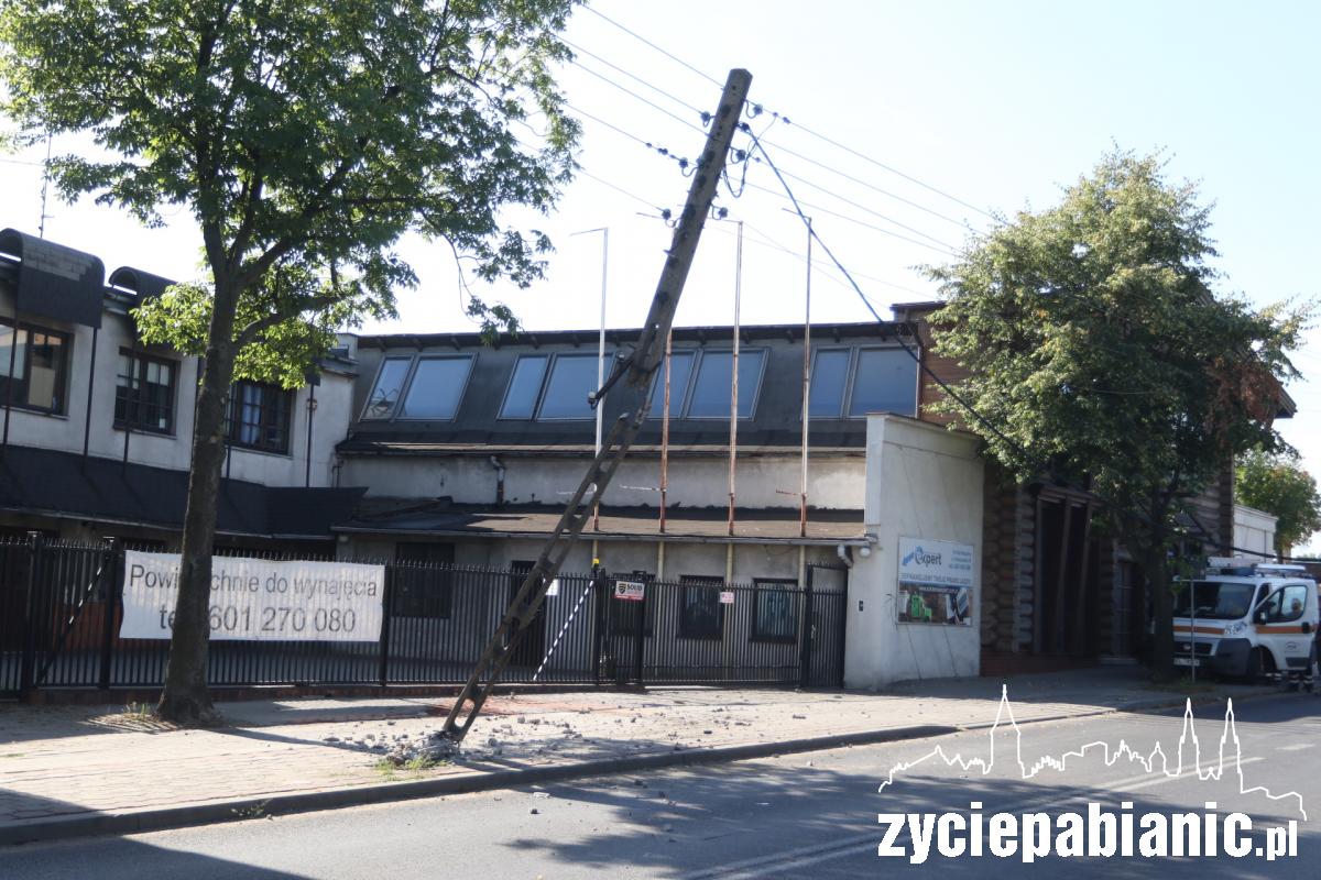 Walnął w słup. Na miejscu pracuje PGE