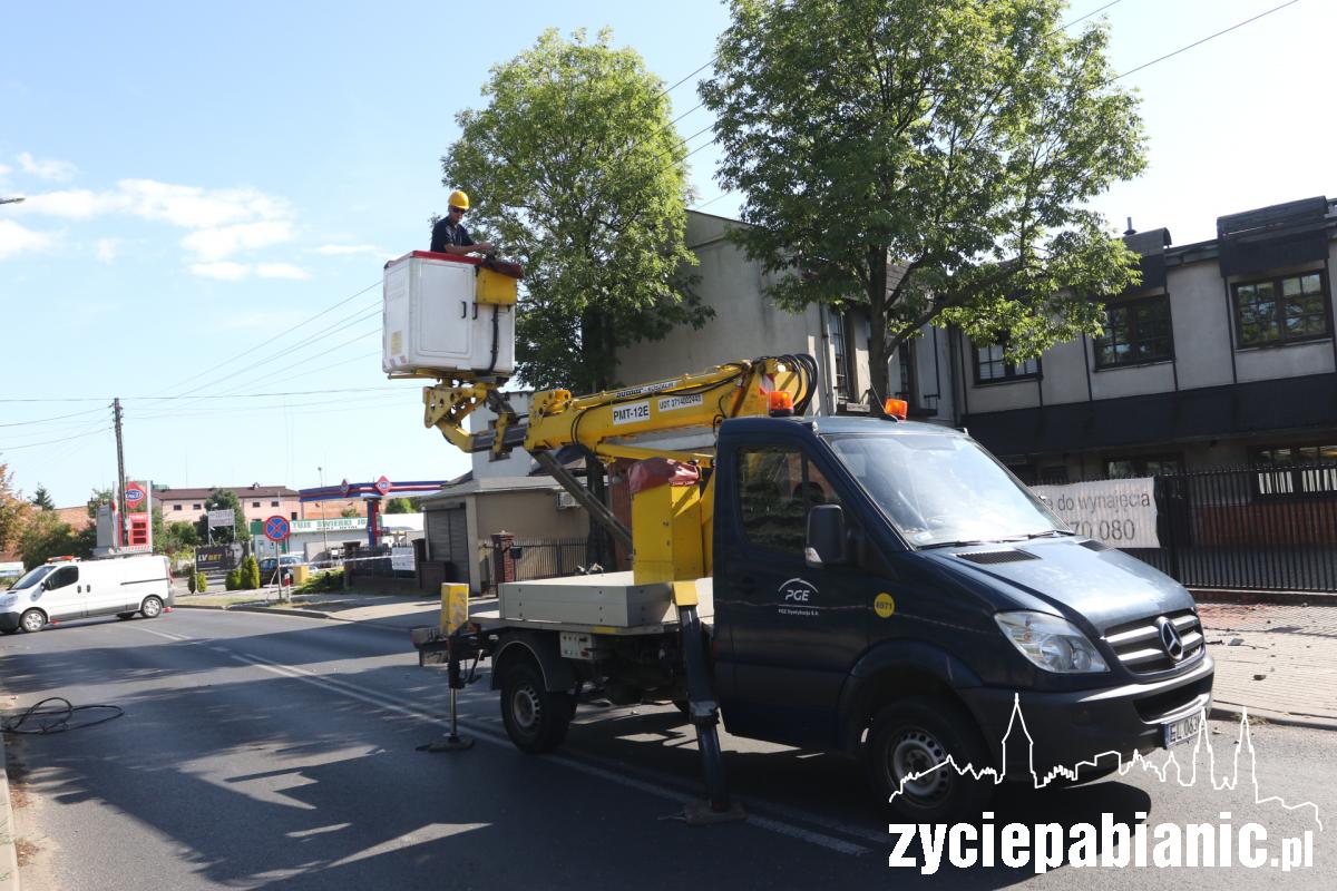 Walnął w słup. Na miejscu pracuje PGE
