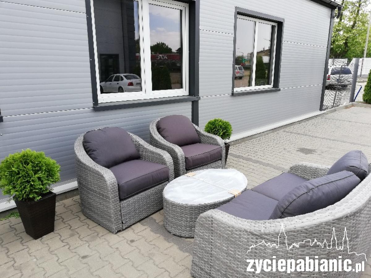 Piękny ogród, przytulny balkon