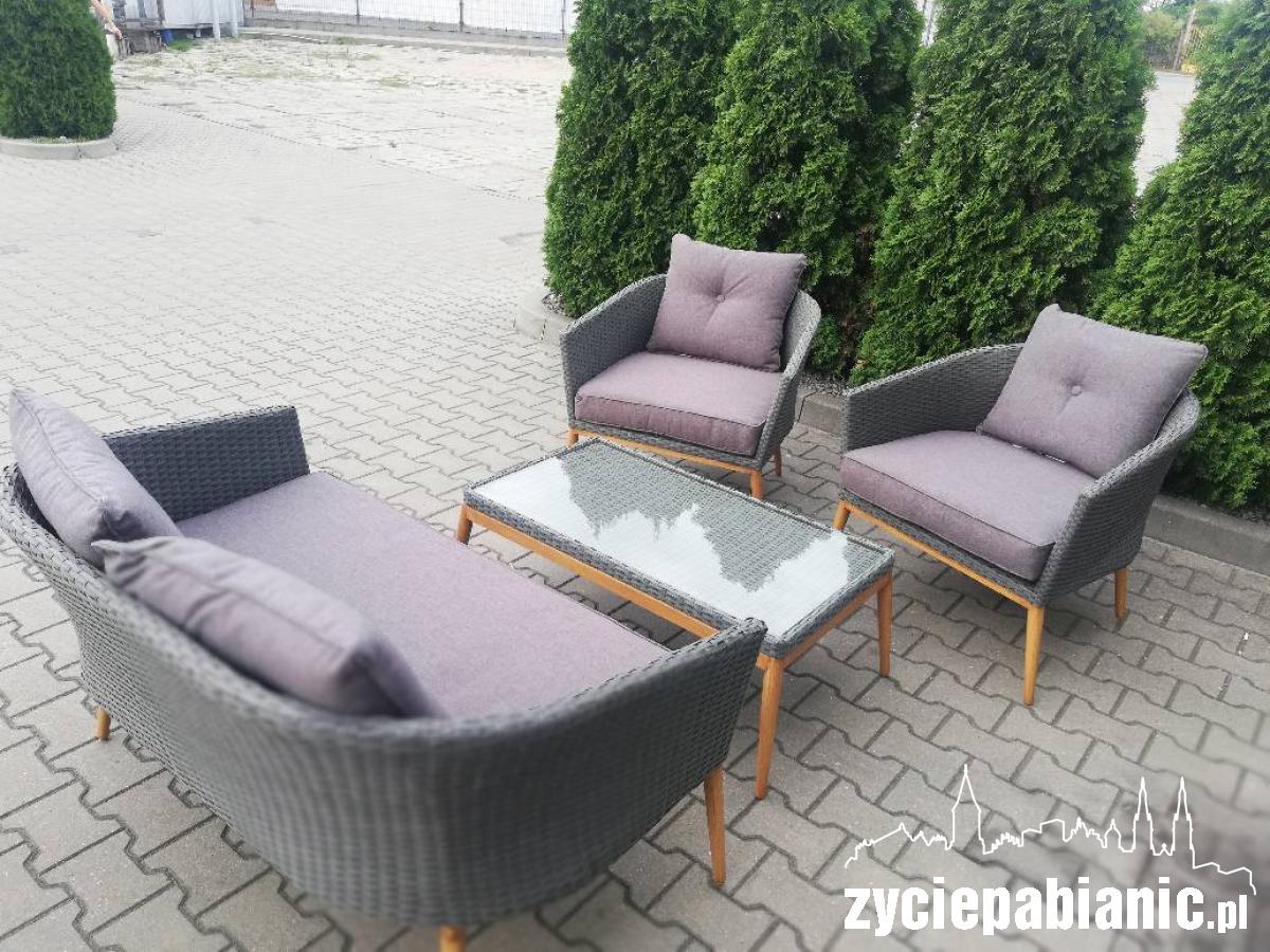 Piękny ogród, przytulny balkon
