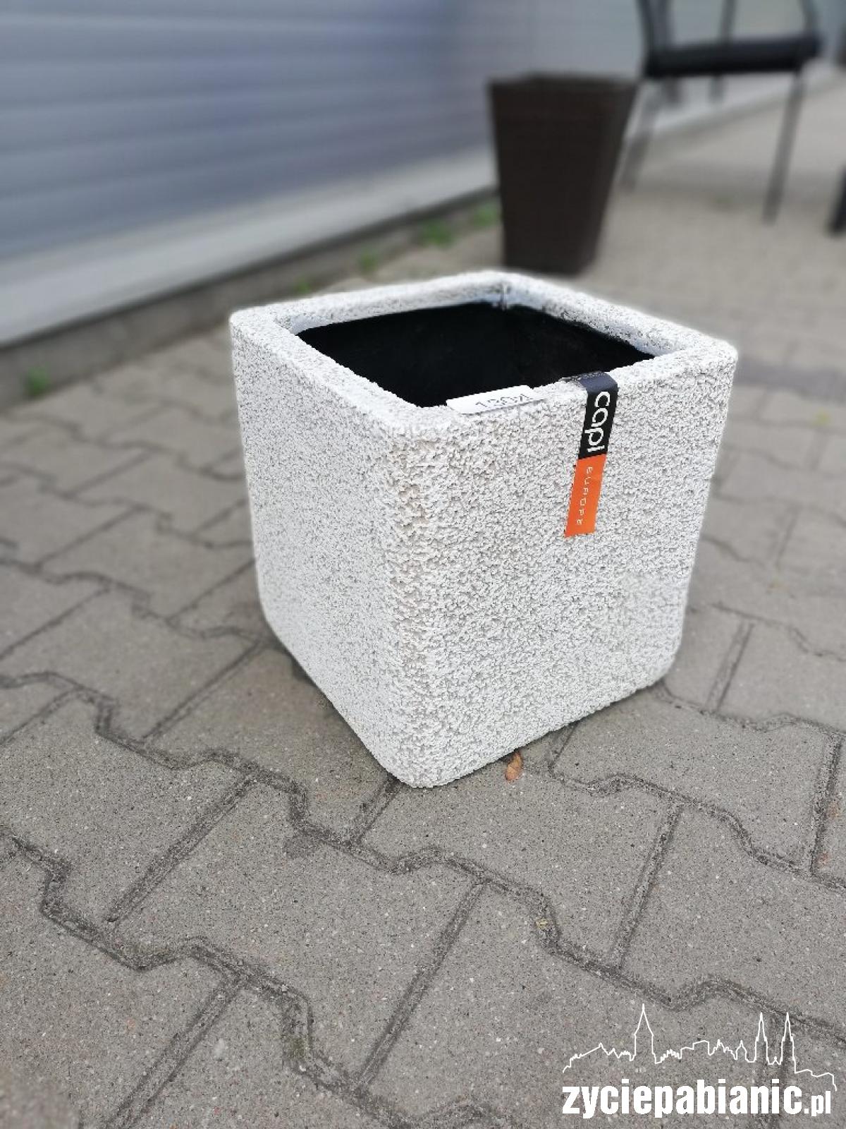 Piękny ogród, przytulny balkon