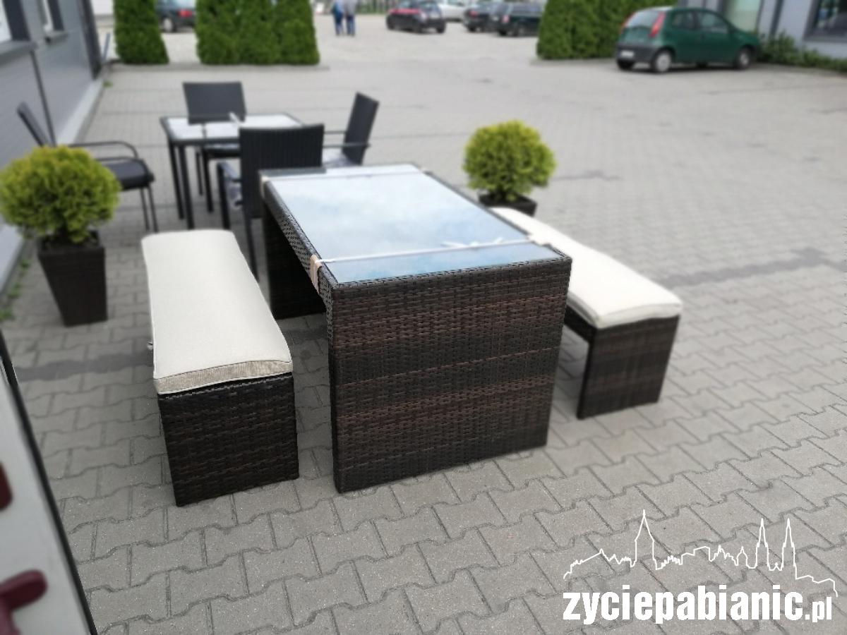 Piękny ogród, przytulny balkon