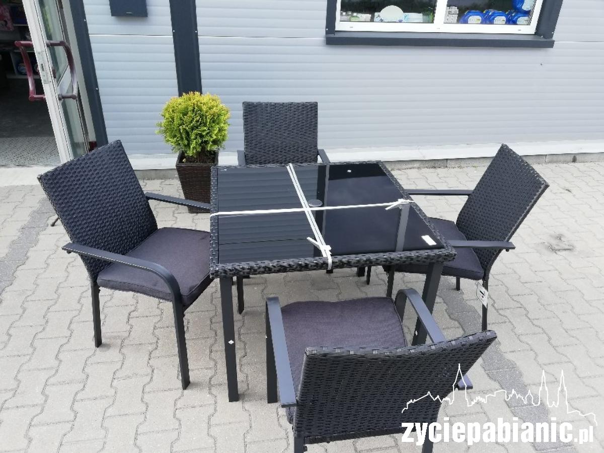 Piękny ogród, przytulny balkon