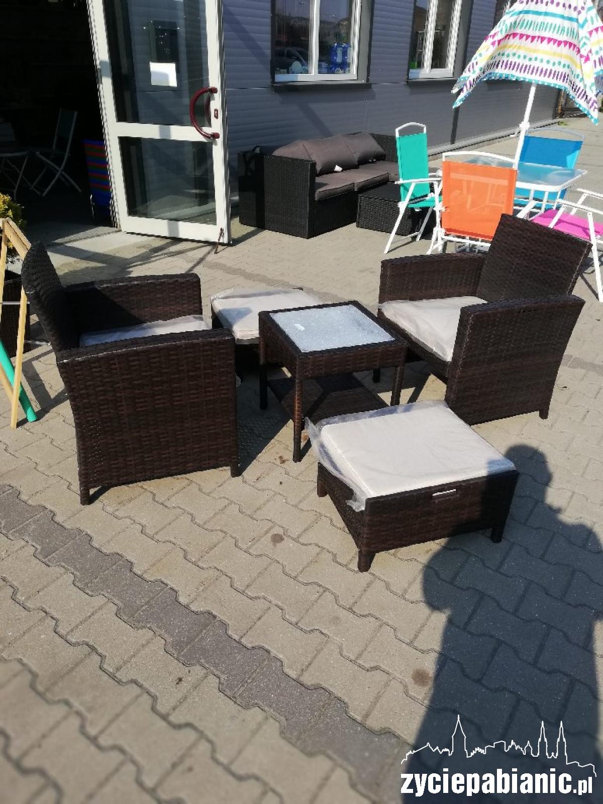 Piękny ogród, przytulny balkon