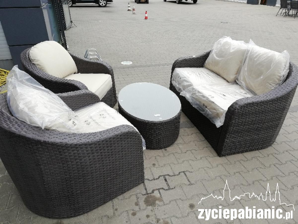 Piękny ogród, przytulny balkon