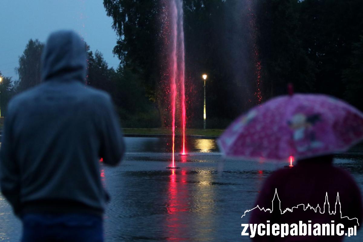 Fontanny rozbłysły na stawie Lewitynu