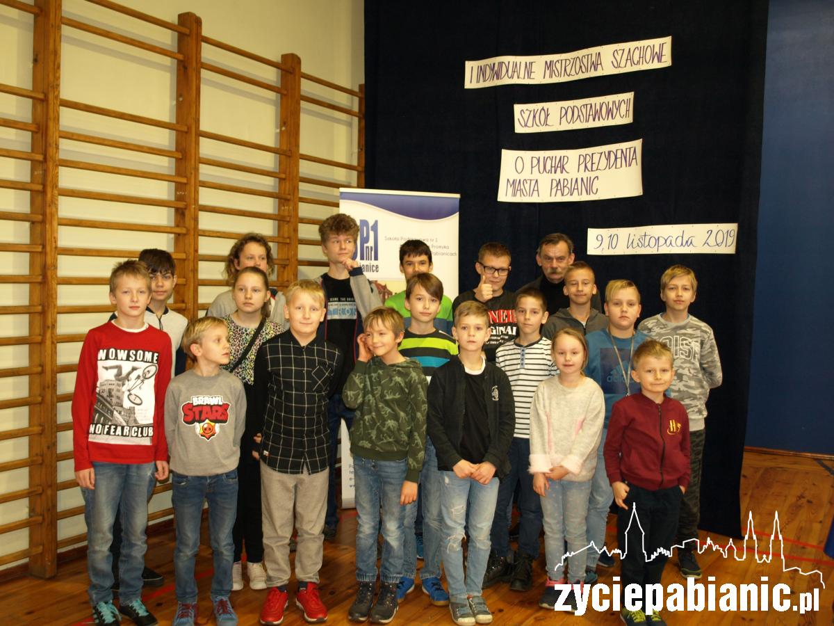 Młodzi szachiści walczą o puchar