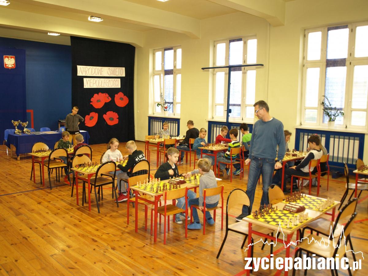 Młodzi szachiści walczą o puchar