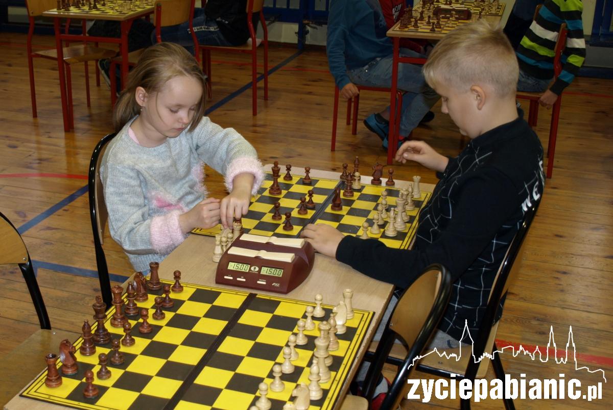 Młodzi szachiści walczą o puchar