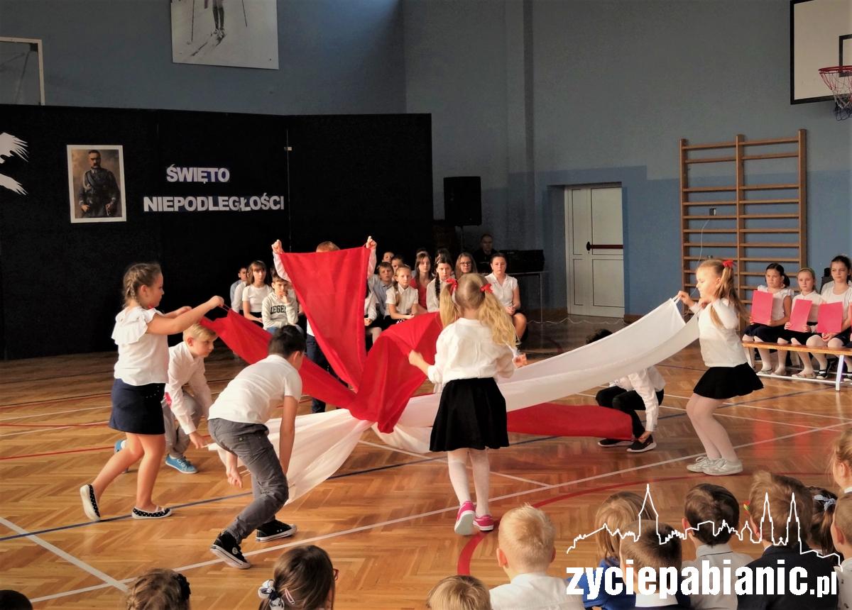 Uczniowie SP 2 tańczyli do „Rydwanów ognia”