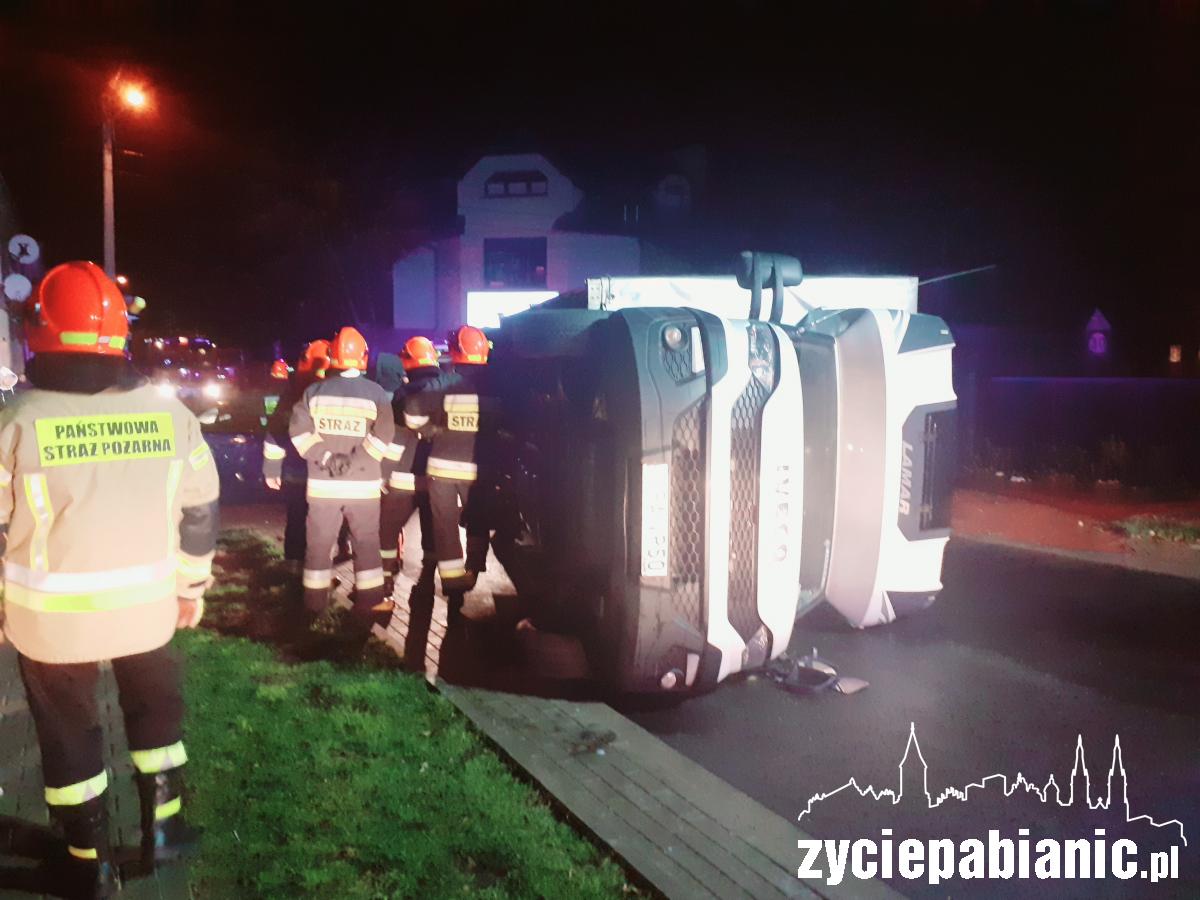 Mazda ma rozbity przód, Iveco leży na boku