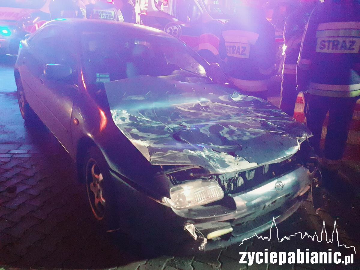 Mazda ma rozbity przód, Iveco leży na boku