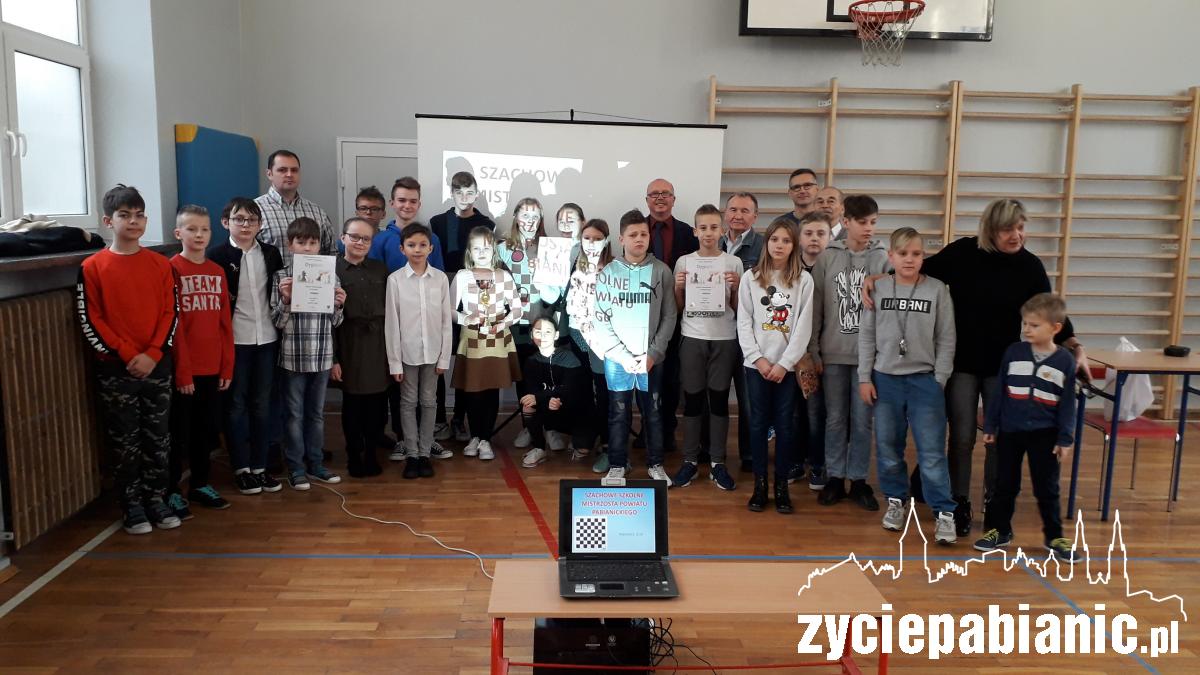 Dzieci i młodzież w królewskiej grze